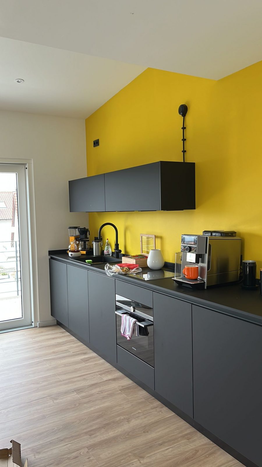 Bild von Küche im neuen Büro, komplett in schwarz